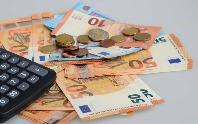 Governo aprova salário mínimo de 705 euros