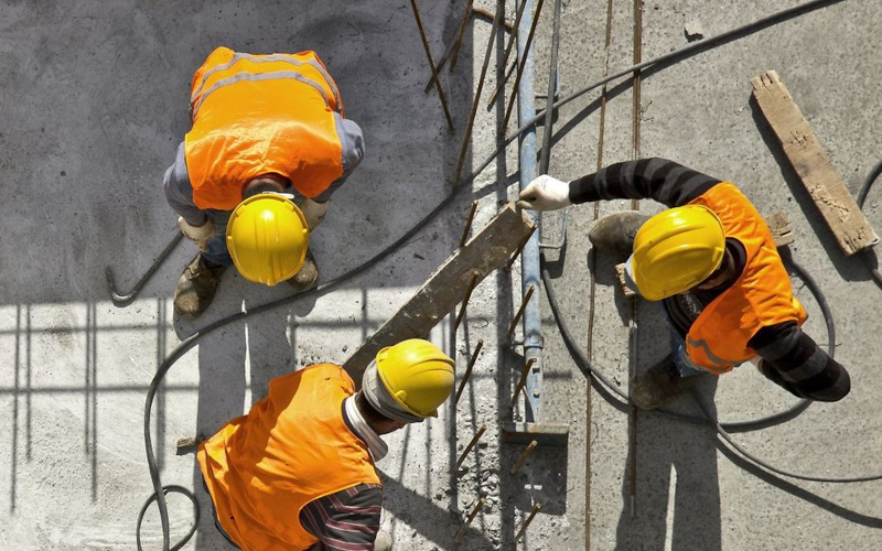 Trabalhadores da construção e vidro exigem aumentos salariais para enfrentar custo de vida