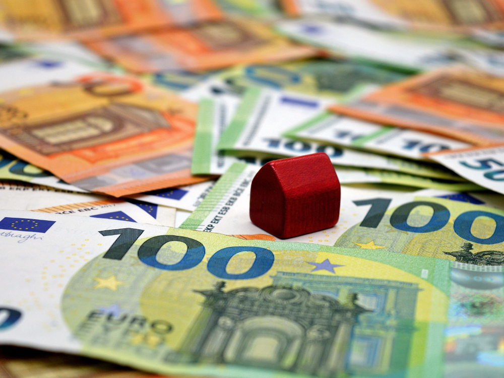 casa em cima de notas de euros