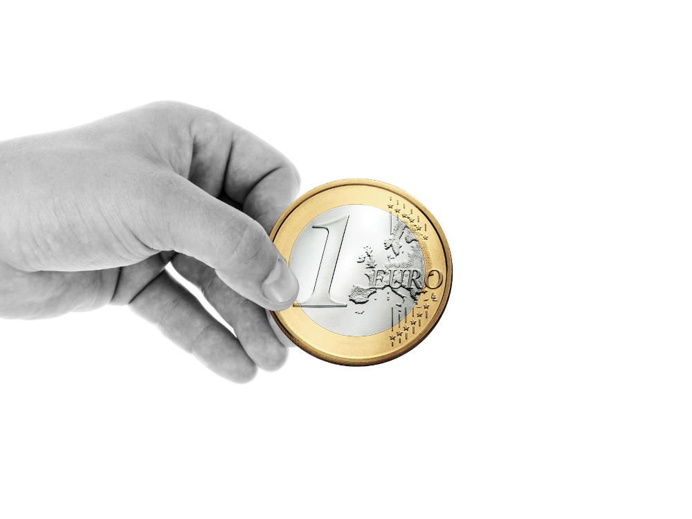 mão com um euro