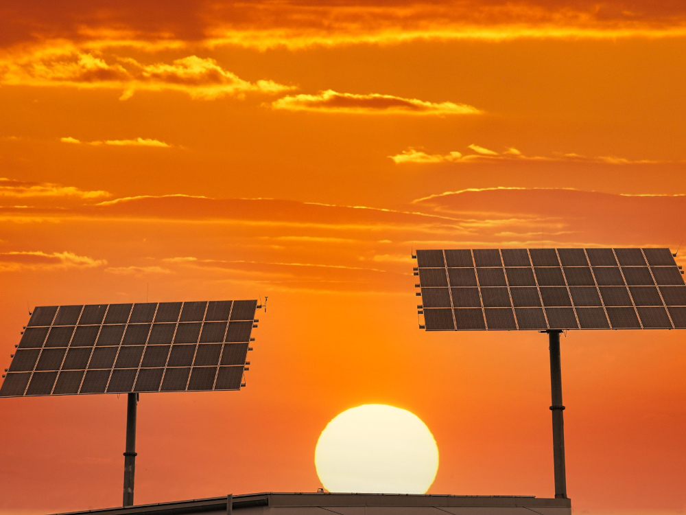 paineis solares no por do sol