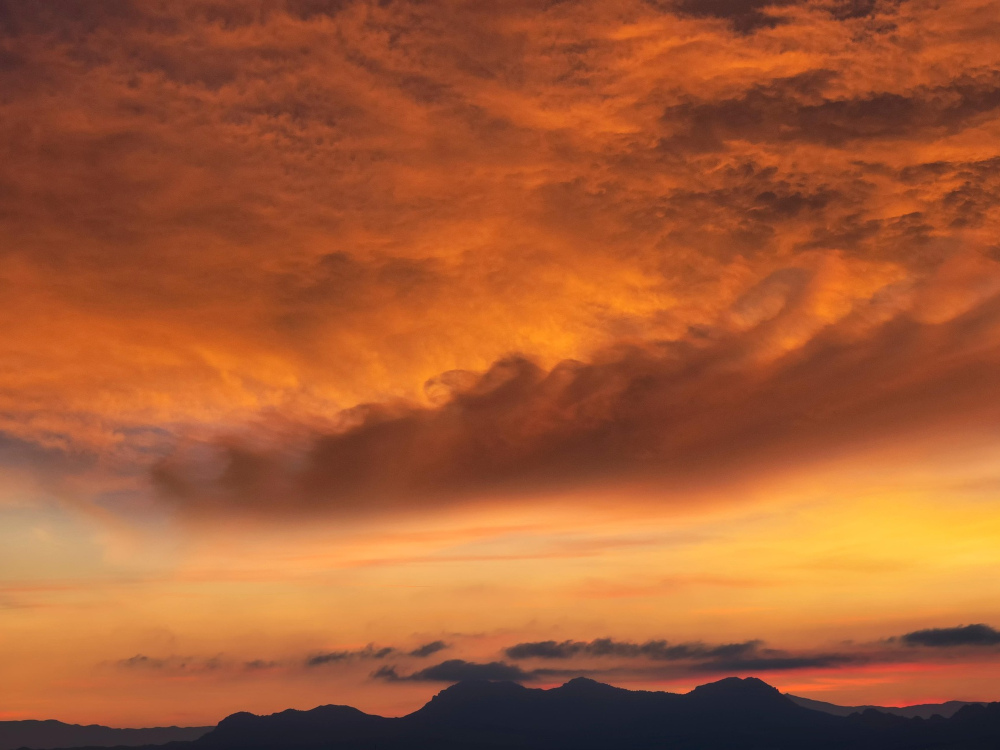 por do sol com ceu todo laranja