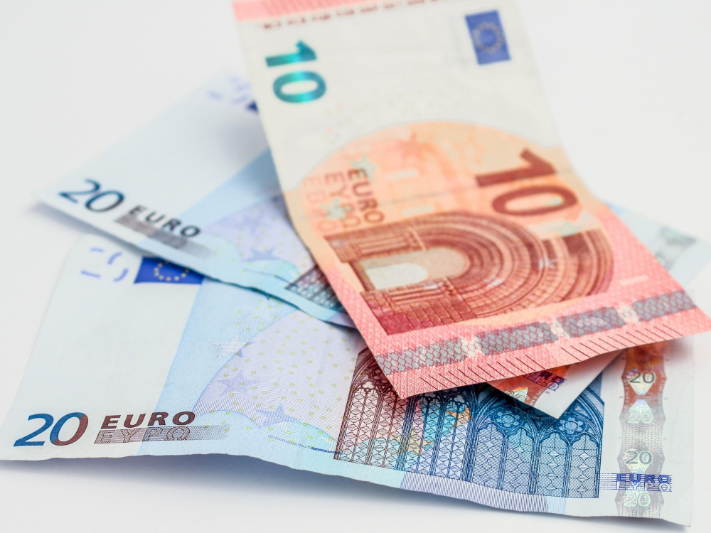 duas notas de vinte euros e uma de dez