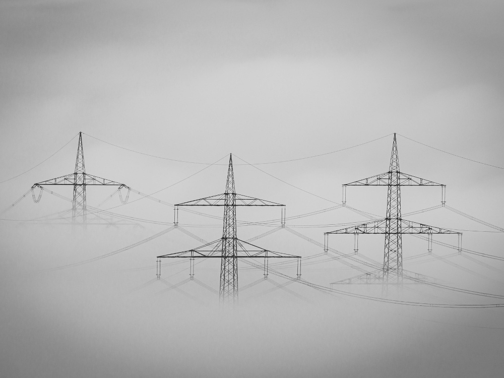 redes elétricas em fundo cinza com nuvens