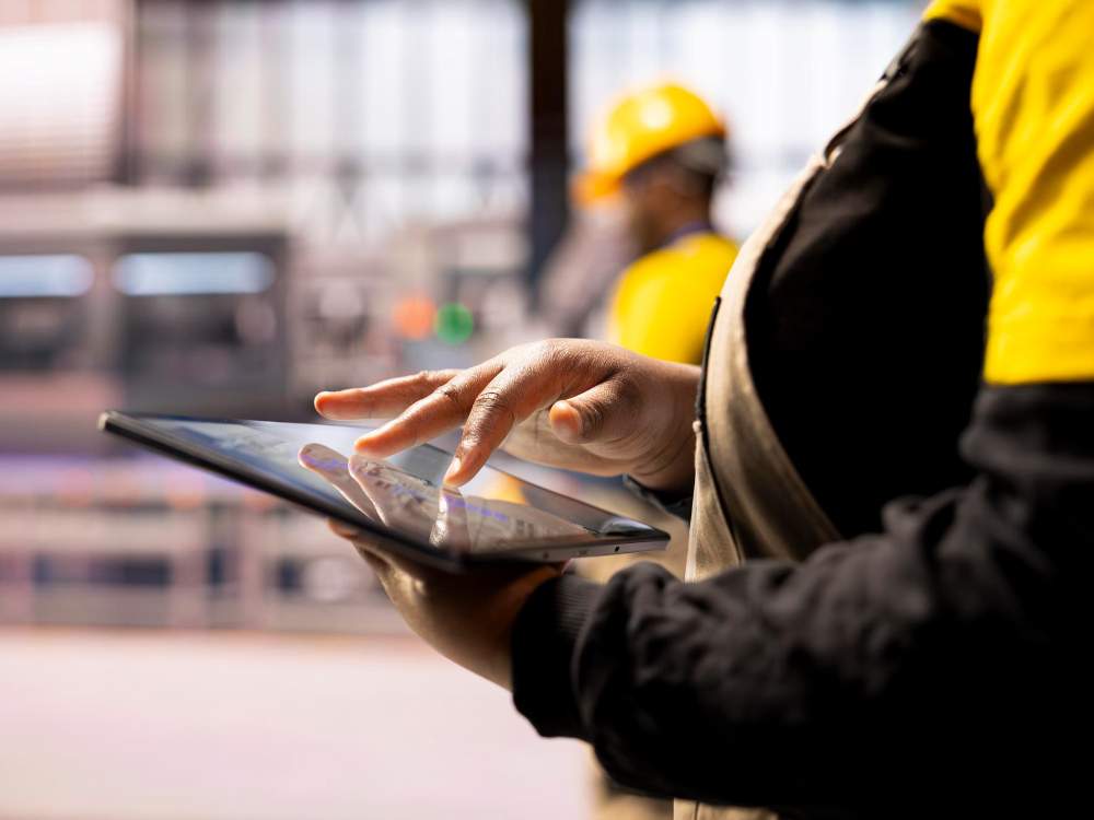 trabalhadora de indústria com tablet na mão