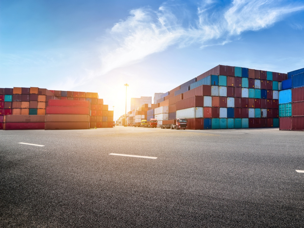 contentores no porto de leixões perfilados com camião de transporte