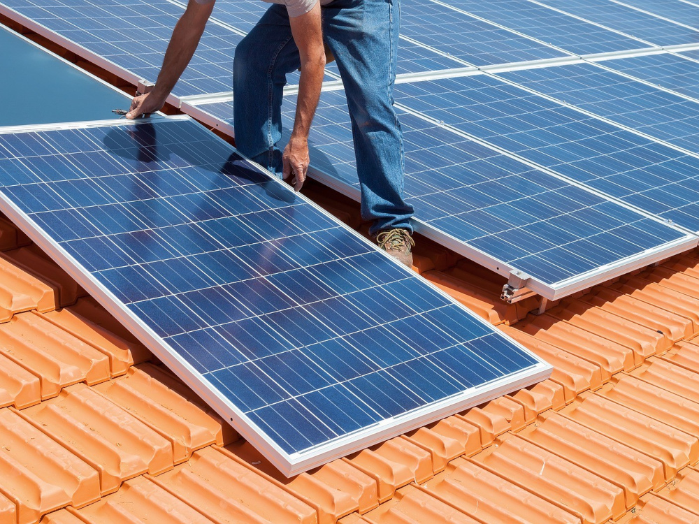 colocação de paineis solares em telhado