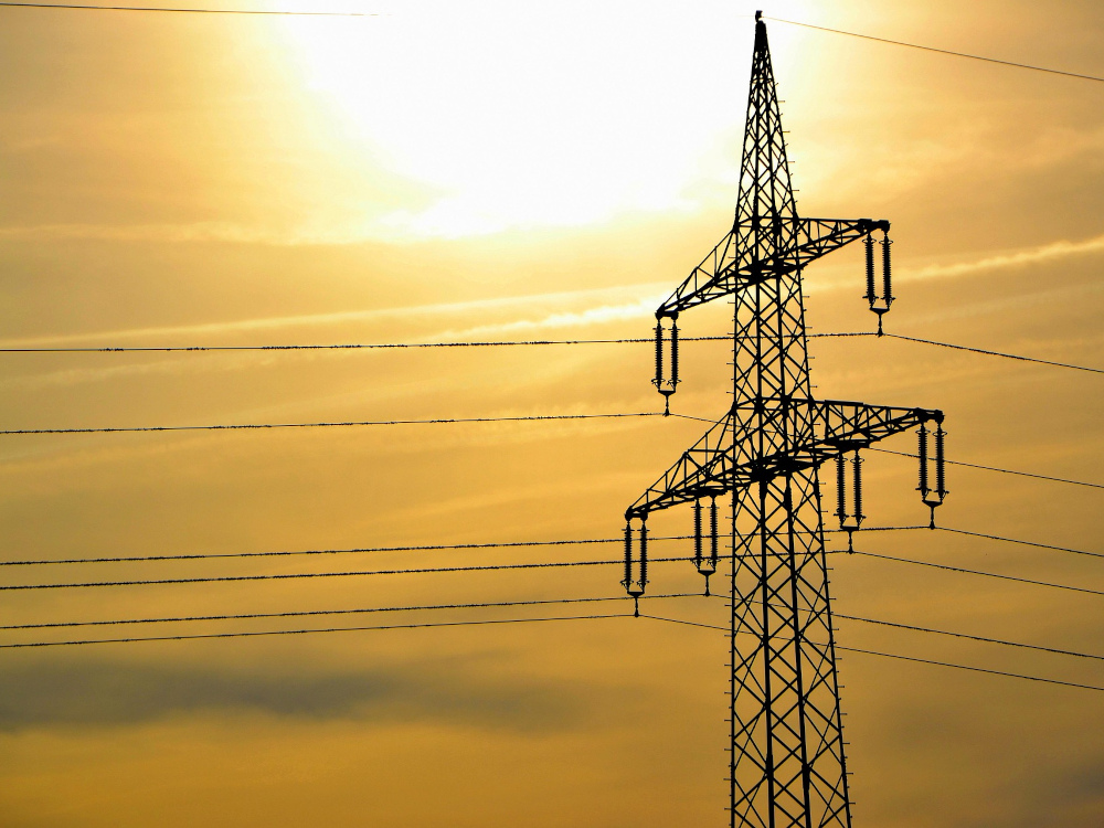 rede elétrica ao por do sol